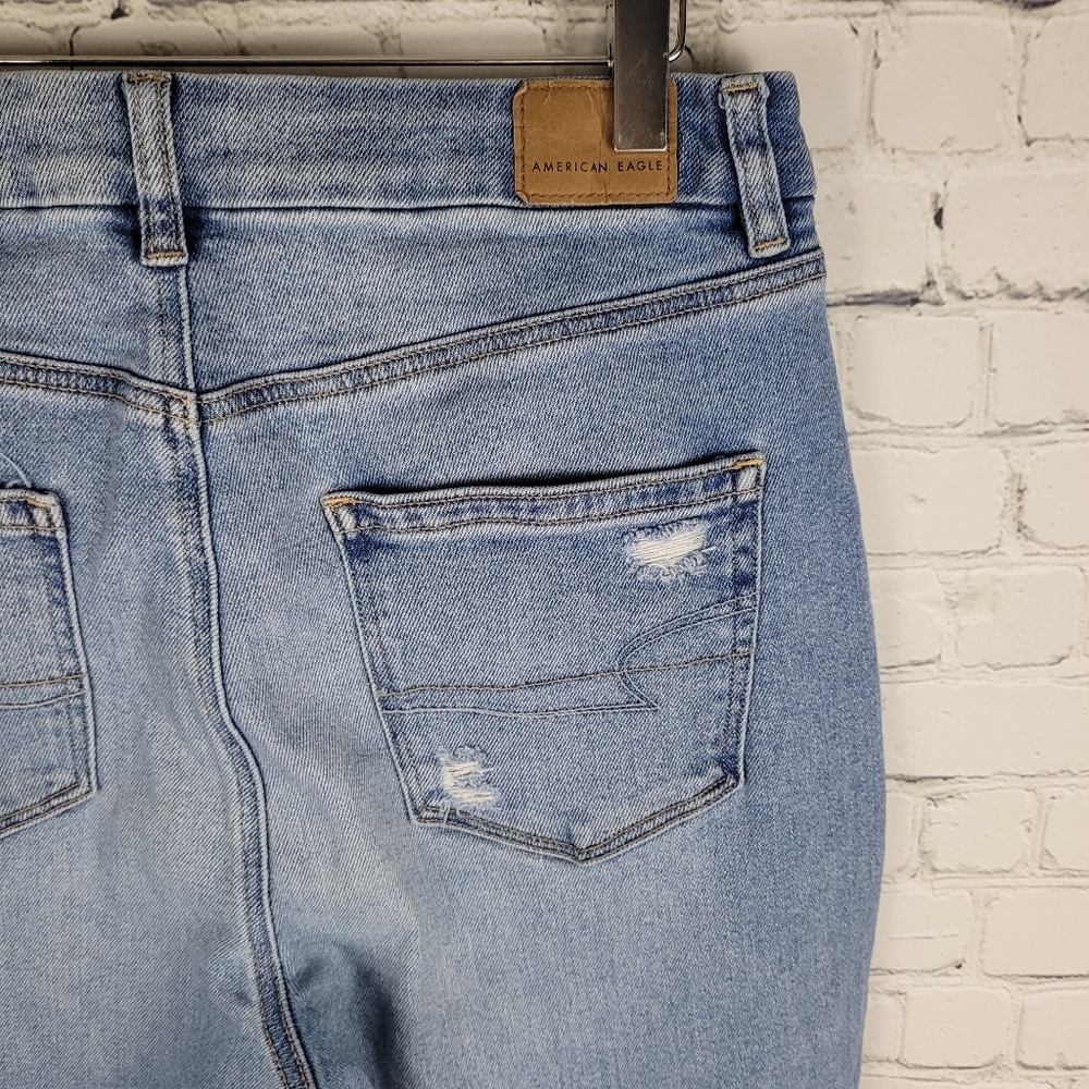 AMERICAN EAGLE | Curvy mom high waist distressed busted knee jeans